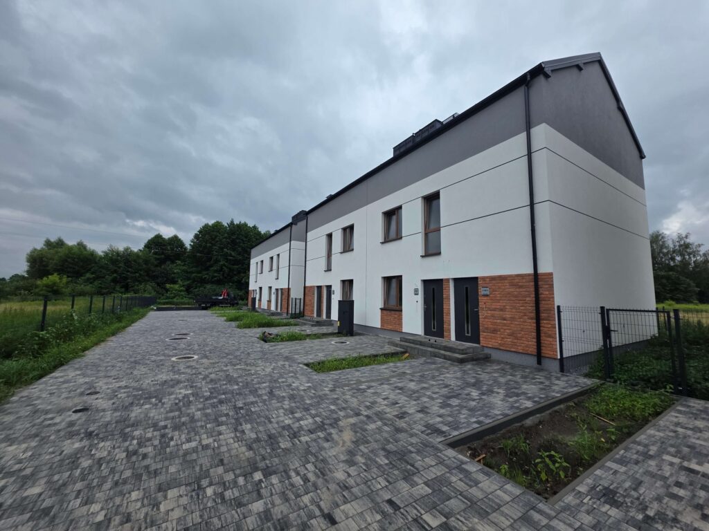 Zrealizowana inwestycja Norwida w Radzyminie — narożny segment i wybrukowany podjazd
